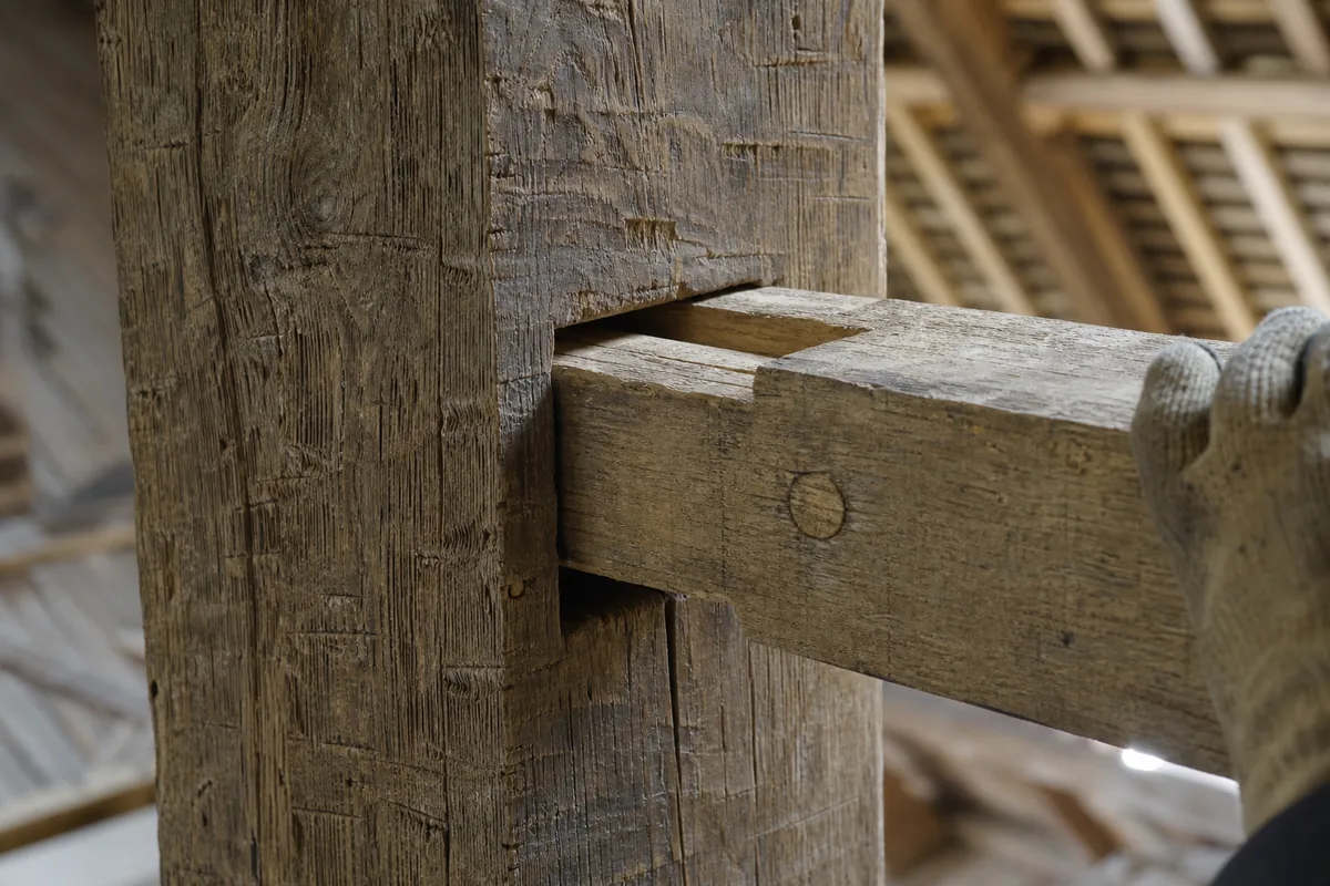 Charpente traditionnelle en chêne visible sous des combles à nu dans une maison sarthoise