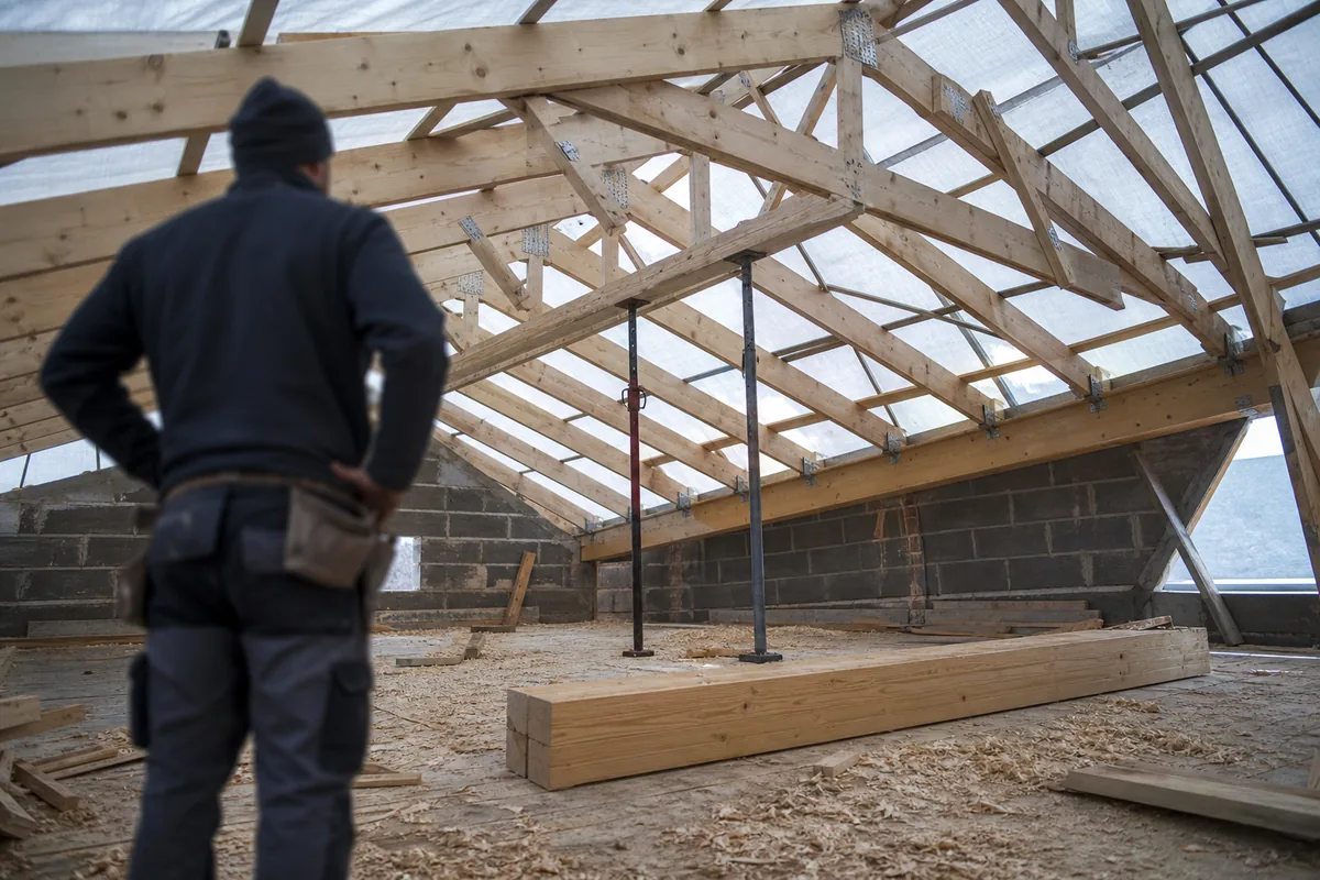 Fermette industrielle étayée en cours de modification pour ouvrir un comble habitable