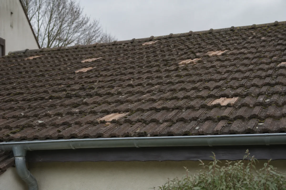 Toiture en ardoise d’une maison ancienne du Vieux Mans sous un ciel gris perle