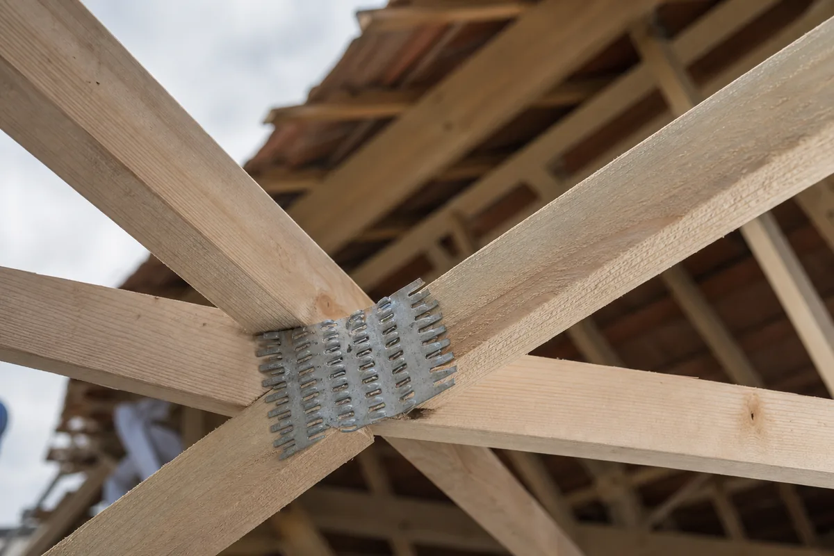 Combles d&rsquo;un pavillon manceau encombrés par les entretoises en W d&rsquo;une charpente à fermettes industrielles