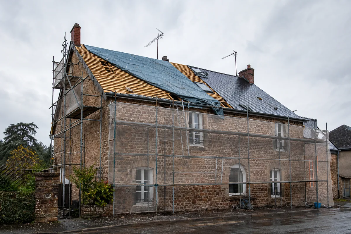 Rénovation de toiture en Sarthe : signaux, étapes et prix